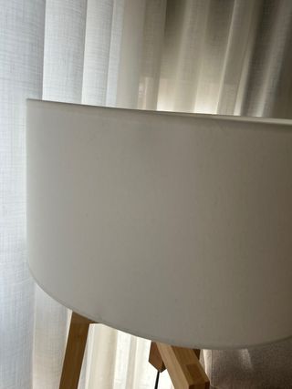 Lámpara de pie madera y pantalla tela