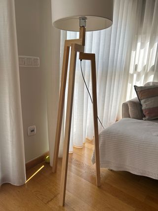 Lámpara de pie madera y pantalla tela