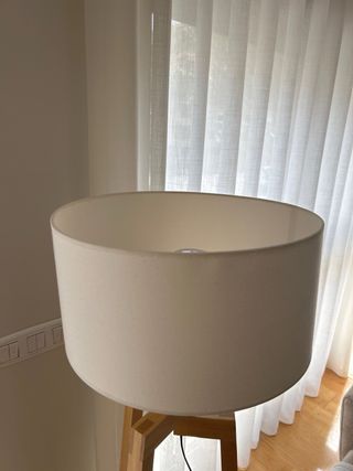 Lámpara de pie madera y pantalla tela
