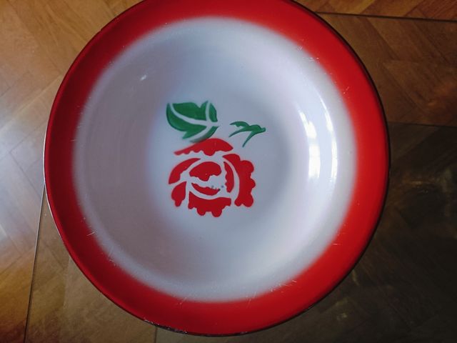Piatti smaltati con fiori rossi