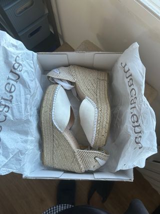 Alpargatas blancas con cuña y lazo