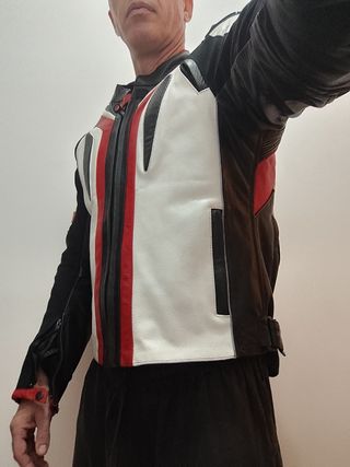 Chaqueta de moto cuero negra, blanca y roja