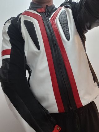 Chaqueta de moto cuero negra, blanca y roja