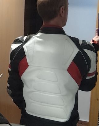 Chaqueta de moto cuero negra, blanca y roja