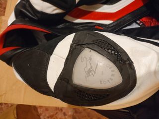 Chaqueta de moto cuero negra, blanca y roja