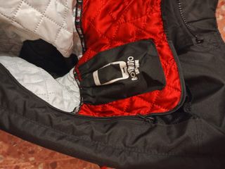 Chaqueta de moto cuero negra, blanca y roja