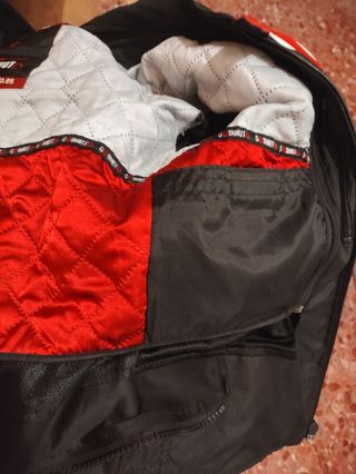 Chaqueta de moto cuero negra, blanca y roja