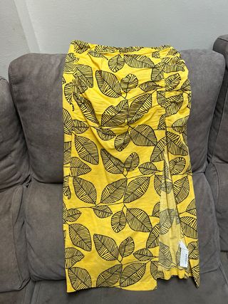 Falda amarilla con estampado de hojas