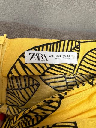 Falda amarilla con estampado de hojas