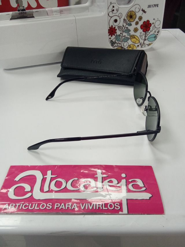 Óculos de sol Mo Gabes pretos.