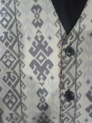 Chaleco bordado blanco y lila