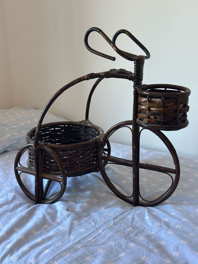 Macetero decorativo bicicleta mimbre