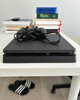 PS4 SLIM — Como Nuevo