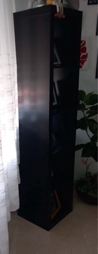 Estantería de madera negra