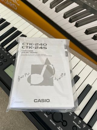 Piano Electrónico Casio CTK-240 y auriculares