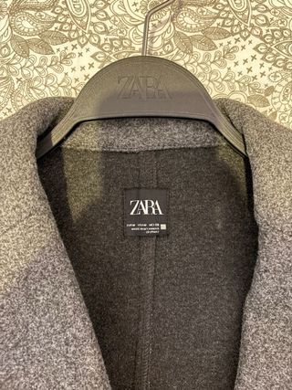Abrigo Zara gris manga larga