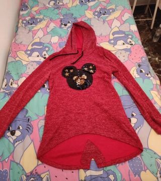 Sudadera roja con capucha y lentejuelas