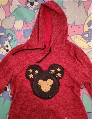 Sudadera roja con capucha y lentejuelas