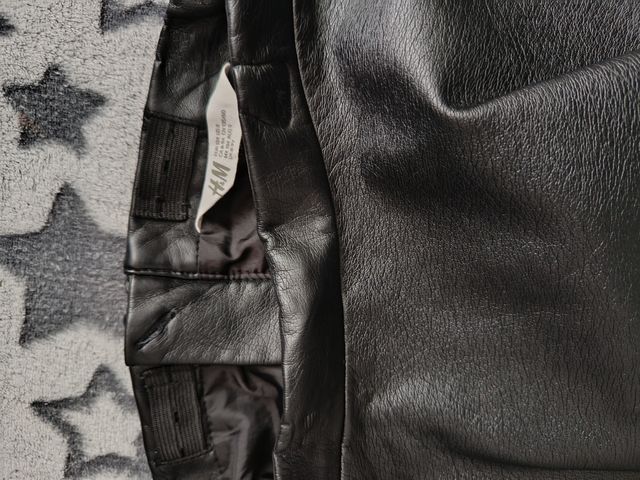 Falda negra efecto piel con cremallera