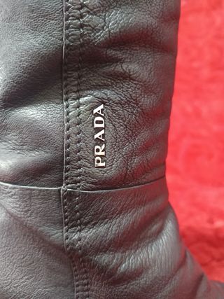 Stivali alti Prada in pelle nera