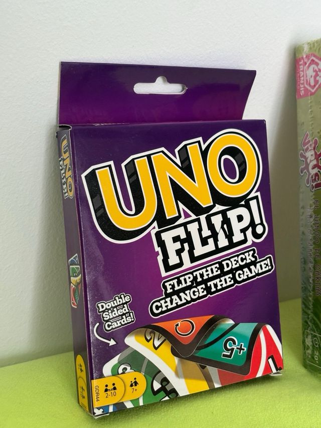Juegos de cartas UNO Flip! y Virus!