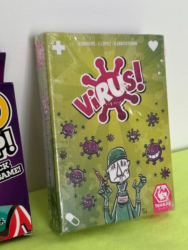 Juegos de cartas UNO Flip! y Virus!