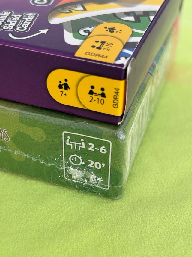 Juegos de cartas UNO Flip! y Virus!