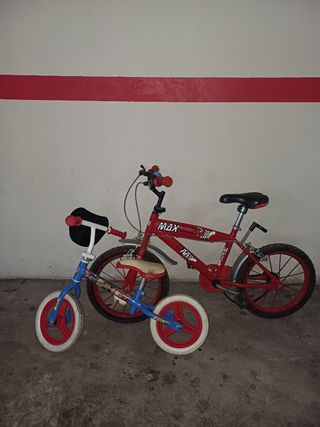 Bicicleta infantil roja y azul