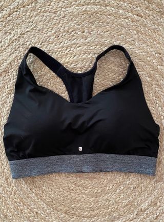 Top deportivo Decathlon negro y gris