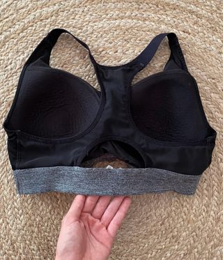 Top deportivo Decathlon negro y gris