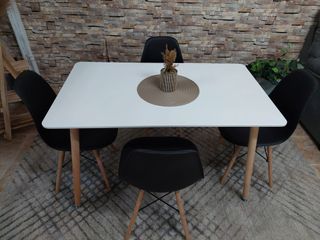 Mesa blanca con 4 sillas negras