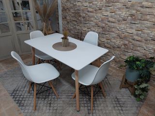 Mesa blanca con 4 sillas negras