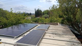 Placas solares 
Baterías 
Inversores 
Suportes 