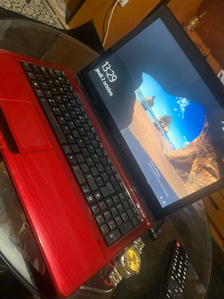 Ordenador portátil Asus rojo