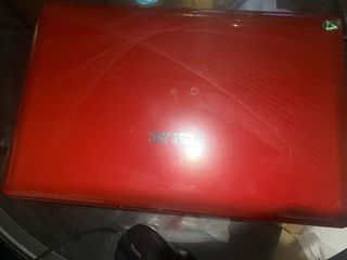 Ordenador portátil Asus rojo