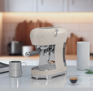 Cafetera Espresso Smeg Crema ECF02CREU
