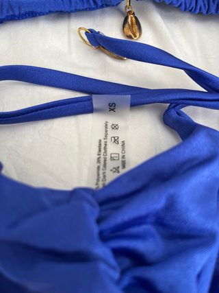 Bikini azul con detalles dorados