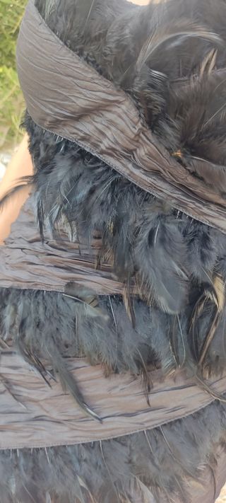Vestido de fiesta negro con plumas