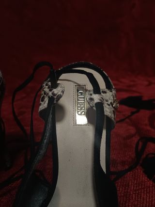 Zapatos Guess Negros con Tiras y Flecos