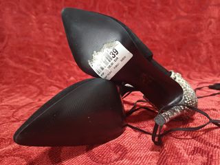Zapatos Guess Negros con Tiras y Flecos