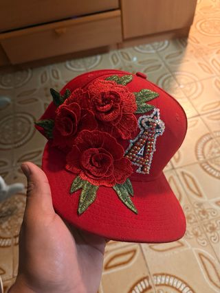 Gorra personalizada con flores y pedrería