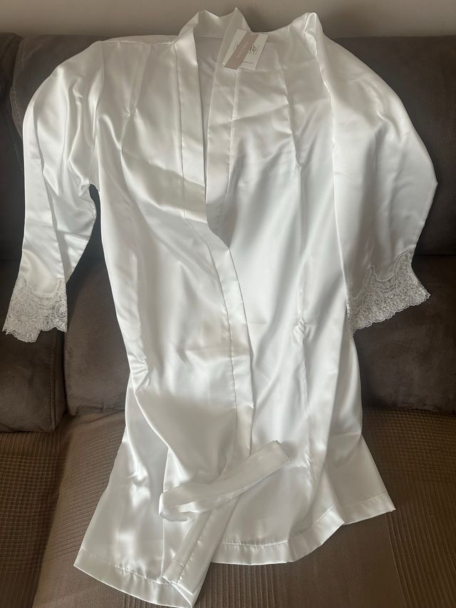 Bata de novia  talla S, nueva a estrenar en caja