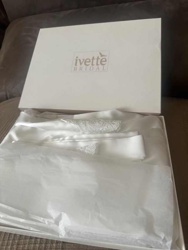 Bata de novia  talla S, nueva a estrenar en caja