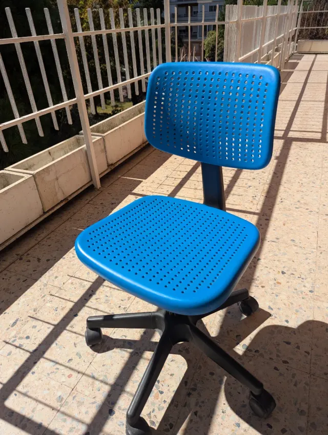 Silla giratoria azul con ruedas