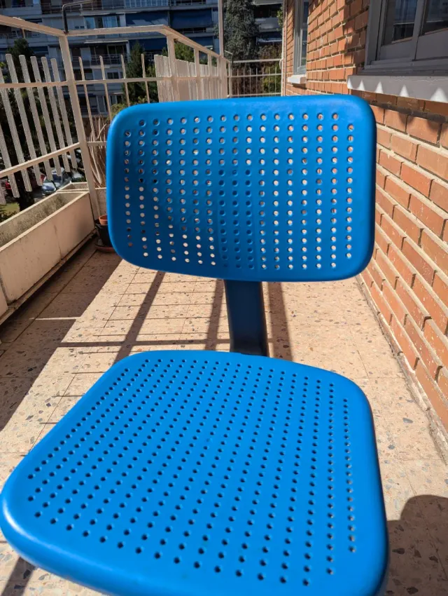 Silla giratoria azul con ruedas