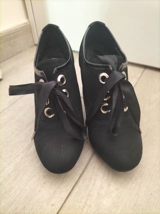 Zapatos de tacón H&D Moda Española tachuelas