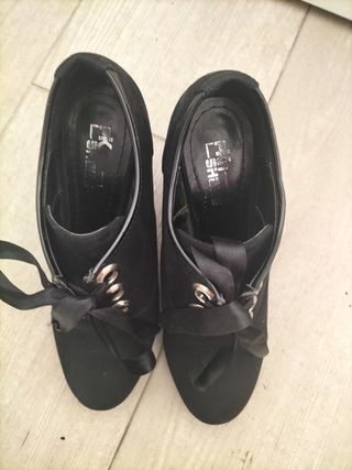 Zapatos de tacón H&D Moda Española tachuelas
