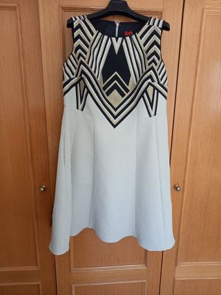 Vestido beige,  estampado en líneas negras/dorada