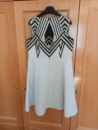 Vestido beige,  estampado en líneas negras/dorada