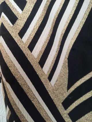 Vestido beige,  estampado en líneas negras/dorada